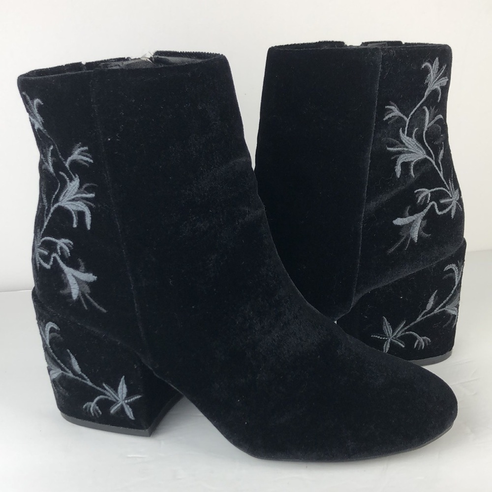 Kenneth Cole New York Renna Velvet Ankle Boots 7.5